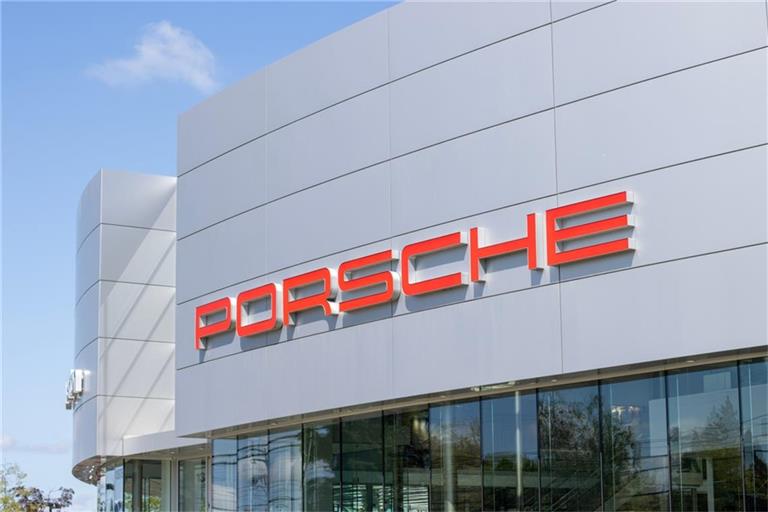 Die Porsche-Aktie legt deutlich zu. Erfahren Sie, warum der Aktienkurs heute gestiegen ist und welche Rolle der neue Handelsdeal zwischen den USA und Japan spielt.