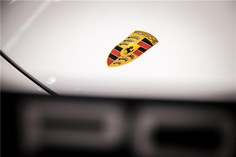 Warum steigt die Porsche-Aktie? - Ursachen und Ausblick Die Porsche-Aktie legt trotz massiver Verluste überraschend zu. Welche Gründe hinter dem Kursanstieg stecken.