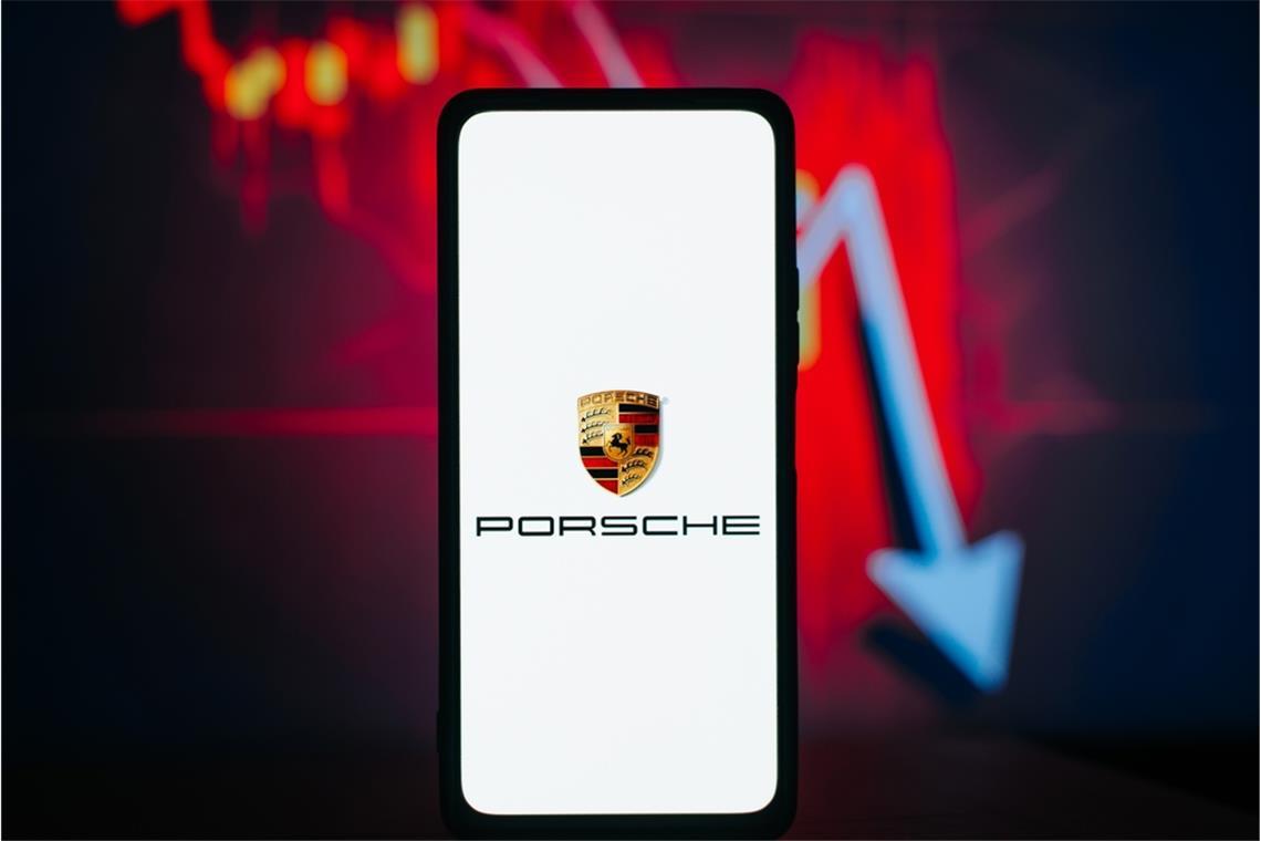 Warum fällt die Porsche-Aktie? - Gründe für den Kursrückgang Die Porsche-Aktie verliert deutlich an Wert. Aktuelle Ursachen sind eine Gewinnwarnung, milliardenschwere Sonderlasten & ein Strategiewechsel hin zu Verbrennern. Alle Hintergründe zum Kurssturz.