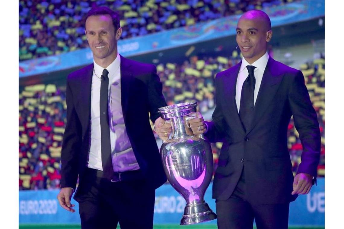 Löw nach EM-Hammerlos: „Ans Limit gehen“ Die portugiesischen Europameister von 2016, Ricardo Carvalho (l) und Joao Mario, bringen den EM-Pokal zur Auslosung. Foto: Christian Charisius/dpa