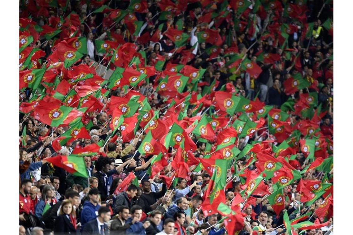 Portugal gewinnt die erste Ausgabe der Nations League Die portugiesischen Fans schwenken auf der Tribüne ihre Nationalfahnen. Foto: Martin Meissner/AP