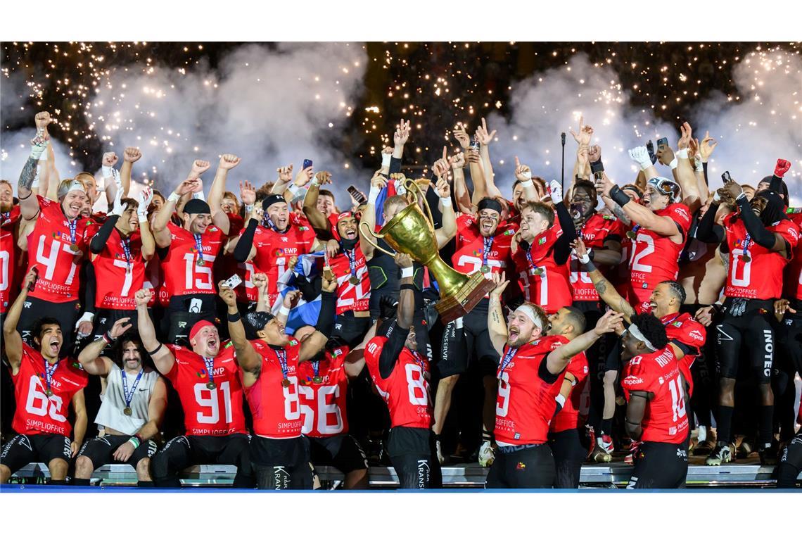 Bilder des Tages Die Potsdam Royals werden in Dresden Deutscher Meister im American Football und jubeln mit dem Pokal.