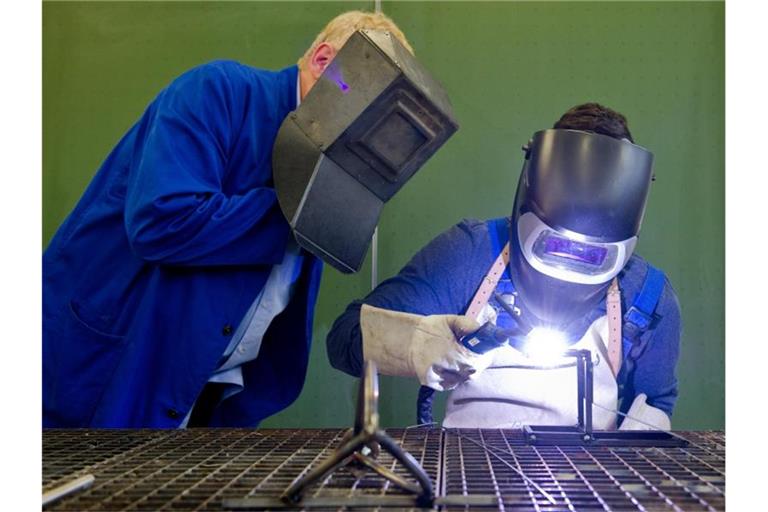 Die Prämie soll Ausbildungsplätze im Mittelstand erhalten. Foto: Daniel Bockwoldt/dpa