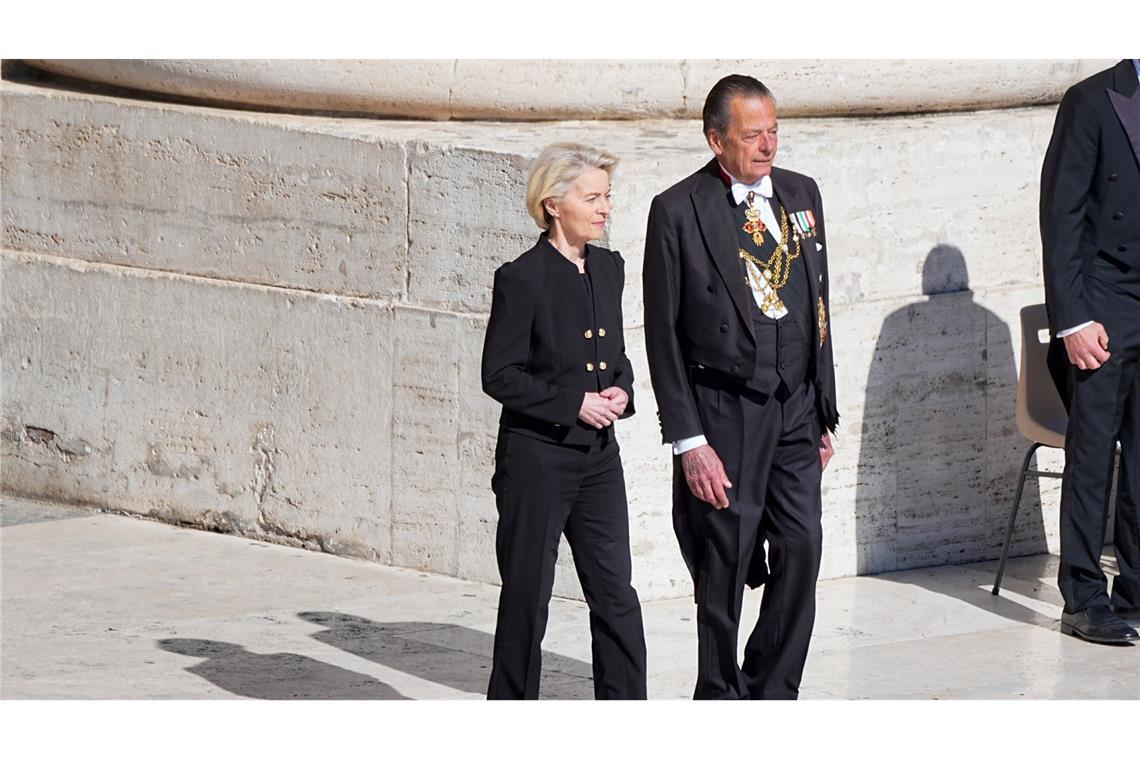 Die Präsidentin der Europäischen Kommission, Ursula von der Leyen, kommt zur Trauermesse für den verstorbenen Papst Franziskus auf dem Petersplatz.