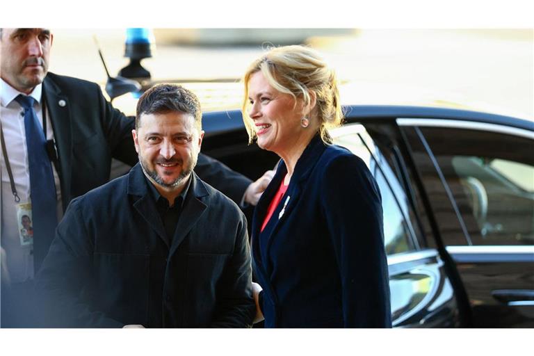 Die Präsidentin des Deutschen Bundestages, Julia Klöckner (CDU), begrüßt den ukrainischen Präsidenten Wolodymyr Selenskyj im Vorfeld ihrer Gespräche im Bundestag.