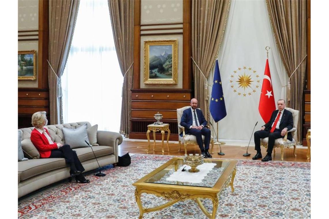 „Die Präsidentin war ganz klar überrascht“: Beim EU-Türkei-Treffen in Ankara wurde EU-Kommissionschefin von der Leyen nicht auf Augenhöhe mit Türkeis Präsident Erdogan und EU-Ratspräsident Michel platziert. Foto: Dario Pignatelli/European Council/dpa