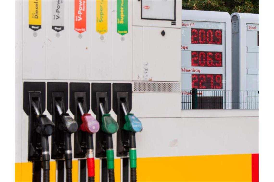 Umweltbundesamt für höhere Spritpreise Die Preisanzeige einer Tankstelle an der Autobahn A7 im Landkreis Hildesheim. (Archivbild). Foto: Julian Stratenschulte/dpa