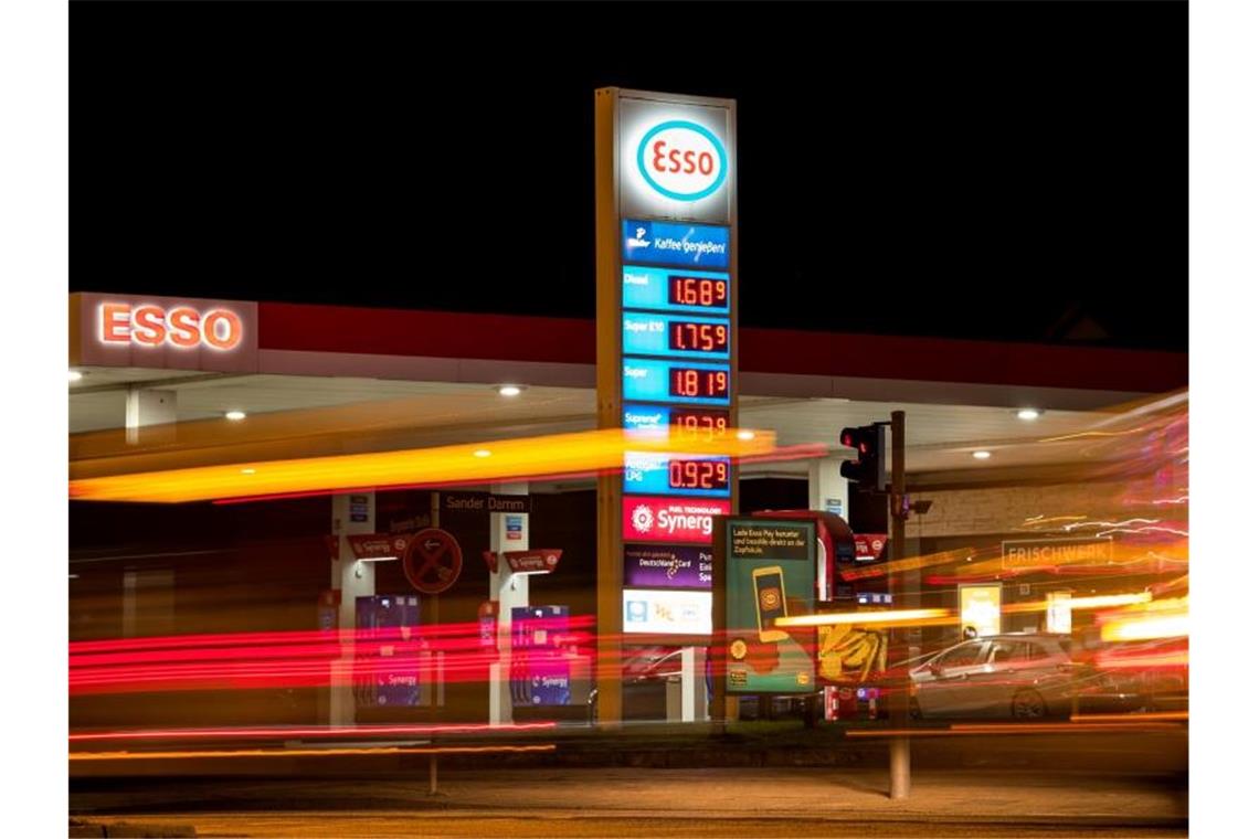 Ölpreise steigen auf siebenjährige Höchststände Die Preise an den Tankstellen dürften so schnell nicht sinken. Foto: Daniel Bockwoldt/dpa