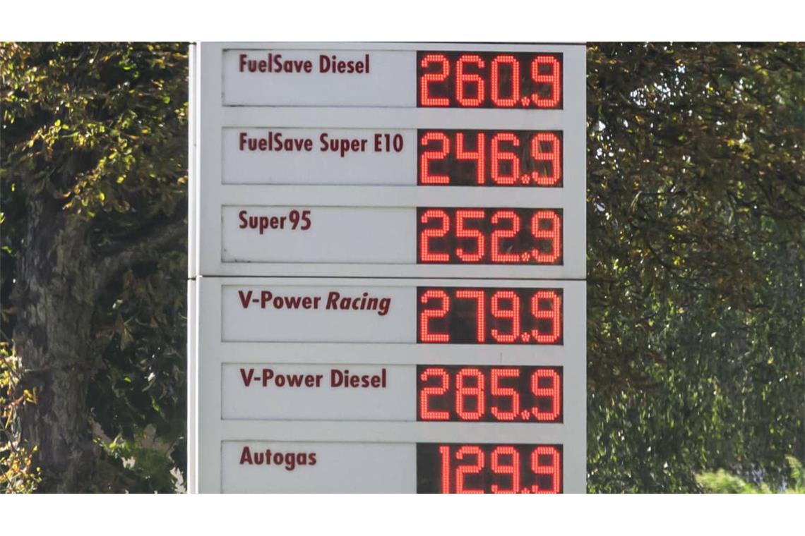 Die Preise an der Zapfsäule klettern immer weiter - nun geht es in Richtung drei Euro.