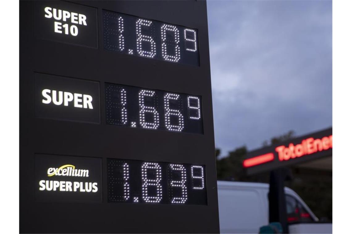Droht eine dauerhaft höhere Inflation? Die Preise für Benzin sind im September stark gestiegen. Foto: Carsten Koall/dpa