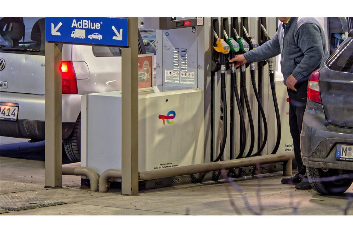 ADAC: Benzinpreis steigt auf höchsten Wert seit Juli 2024 Die Preise für Benzin und Diesel in Deutschland sind in dieser Woche auf den höchsten Stand seit sieben Monaten gestiegen (Symbolfoto).