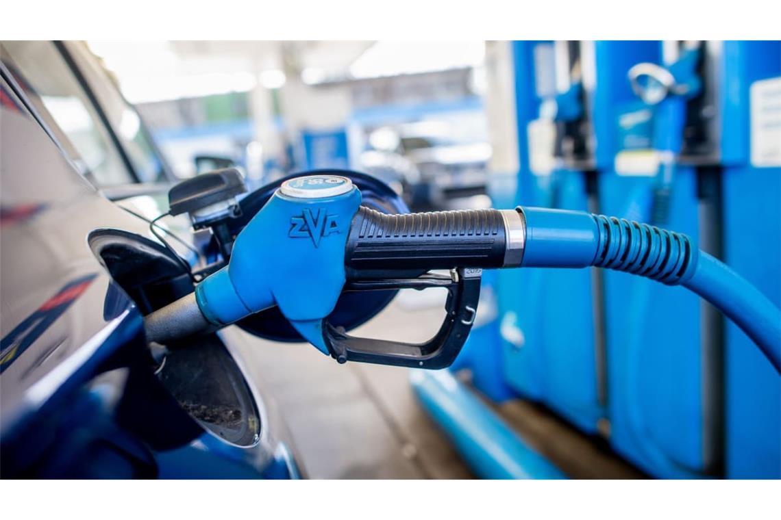 Die Preise für Benzin und Diesel klettern Tag für Tag. Die Bundesregierung zeigt sich entschlossen, Verbraucher zu entlasten.
