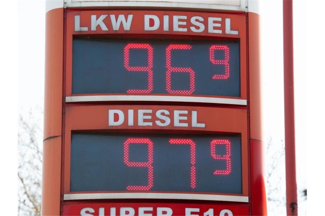 Die Preise für Benzin und Diesel sind gefallen. Foto: Daniel Reinhardt/dpa