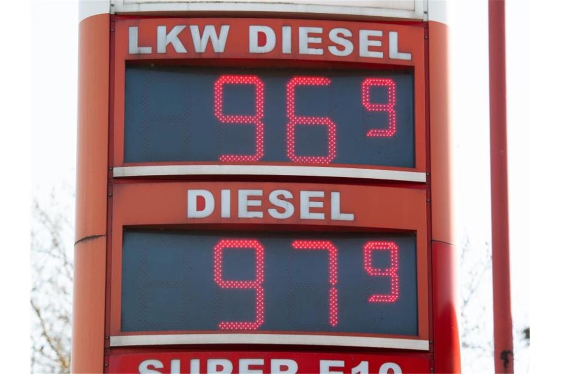 Inflation auf dem Rückzug - Heizöl und Sprit billiger Die Preise für Benzin und Diesel sind gefallen. Foto: Daniel Reinhardt/dpa