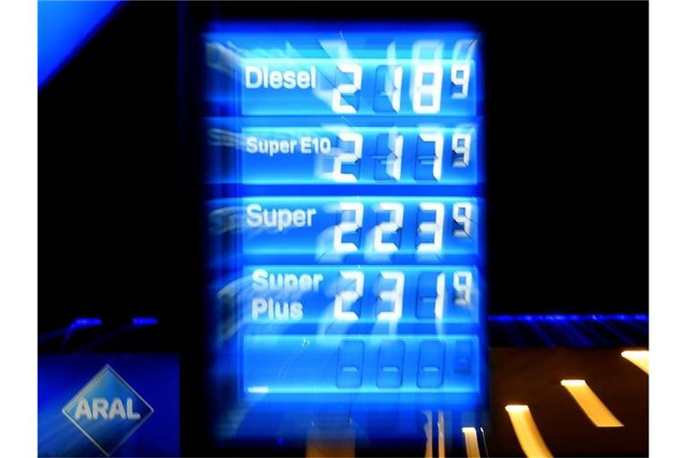 Die Preise für Diesel und Benzin an einer Tankstelle in München. Foto: Tobias Hase/dpa
