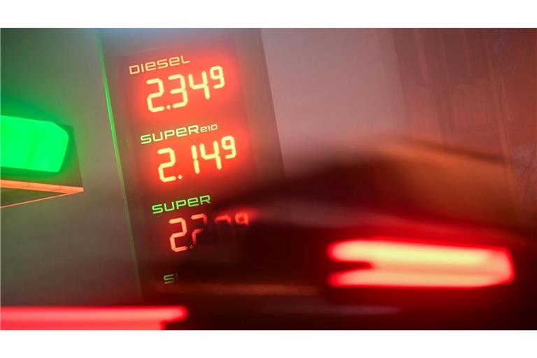Die Preise für Diesel und Benzin sind an einer Tankstelle zu sehen. Am 1. April tritt die Spritpreisbremse in Kraft - seit heute dürfen Tankstellen nur einmal täglich, um 12.00 Uhr, die Preise erhöhen.