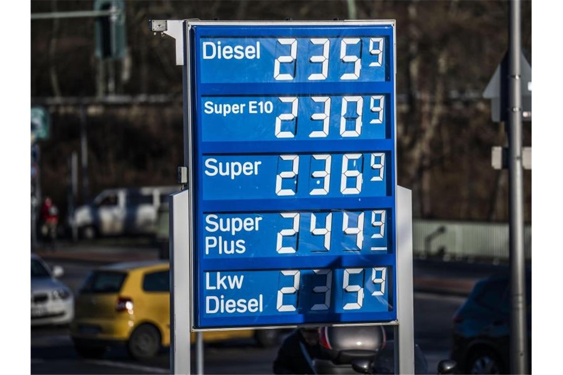 Bericht: Lindner will staatlichen Tank-Zuschuss Die Preise für Diesel und Benzin sind seit dem Krieg in der Ukraine teils deutlich über die Marke von zwei Euro gestiegen. Foto: Michael Kappeler/dpa