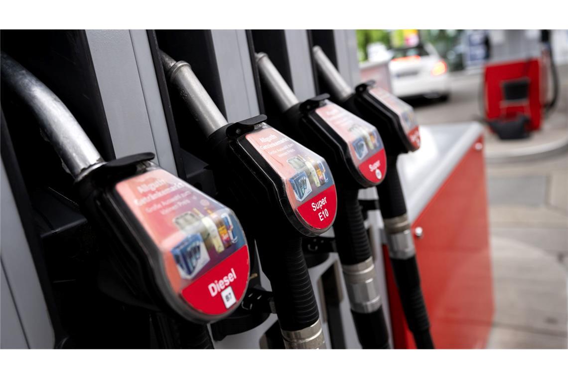 Die Preise für Diesel und Superbenzin haben sich in den vergangenen Jahren immer wieder angenähert. (Archivbild)