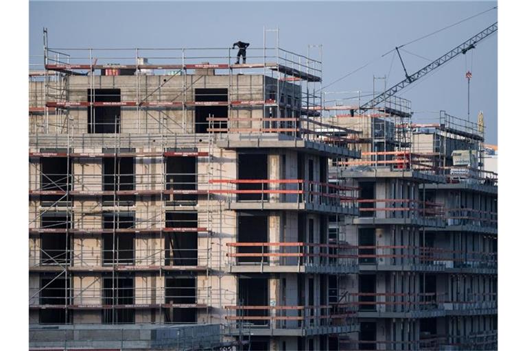 Die Preise für Häuser und Wohnungen in Deutschland steigen weiter kräftig. Foto: Bernd von Jutrczenka/dpa