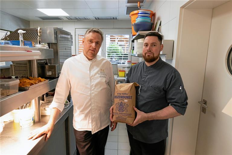 Die Preise für Molkerei-, Fleisch- und Getreideprodukte steigen an: Alexander Munz (links) und Jan Decker vom Restaurant Einhorn in Oppenweiler haben die Preise auf der Speisekarte schon leicht angepasst. Fotos: Alexander Becher