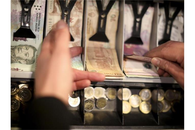 Die Preise für Waren und Dienstleitungen erhöhten sich 2019 um 53,8 Prozent. Foto: Natacha Pisarenko/AP/dpa