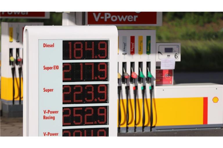 Die Preistafel an einer Shell-Tankstelle an der Autobahn 59 zeigt für Diesel einen Preis von 1,849 Euro pro Liter an.