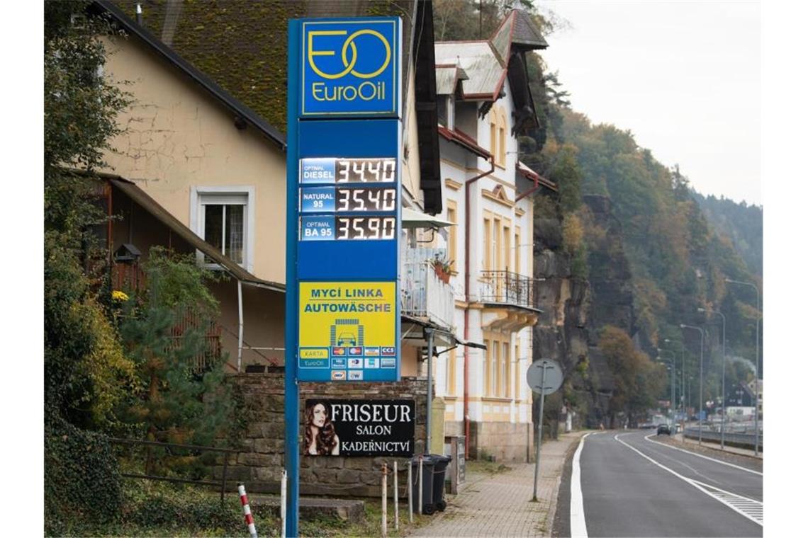 Spritpreis treibt Autofahrer über die Grenze Die Preistafel an einer Tankstelle an der deutsch-tschechischen Grenze zeigt die aktuellen Preise für Kraftstoffe in tschechischen Kronen an. Foto: Sebastian Kahnert/dpa-Zentralbild/dpa