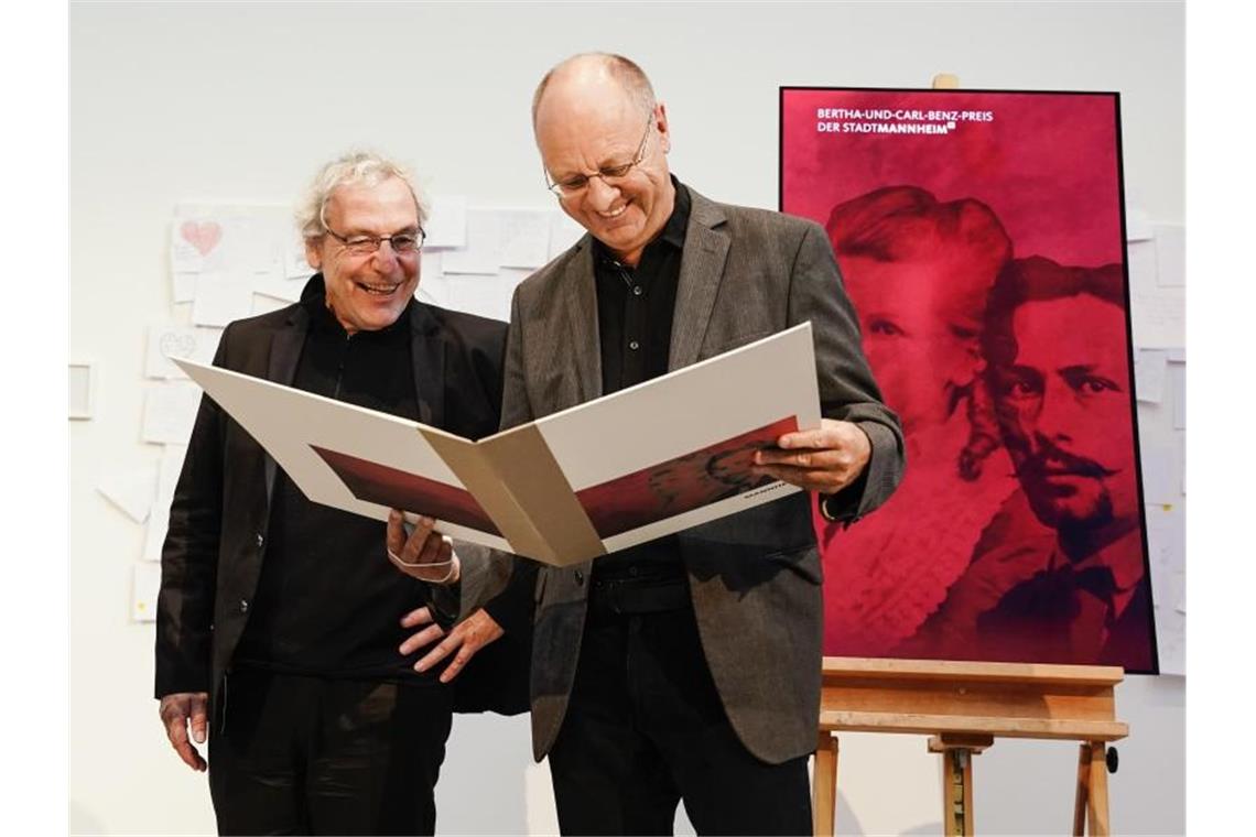 Die Preisträger Andreas Knie (l) und Adalbert Canzler. Foto: Uwe Anspach/dpa