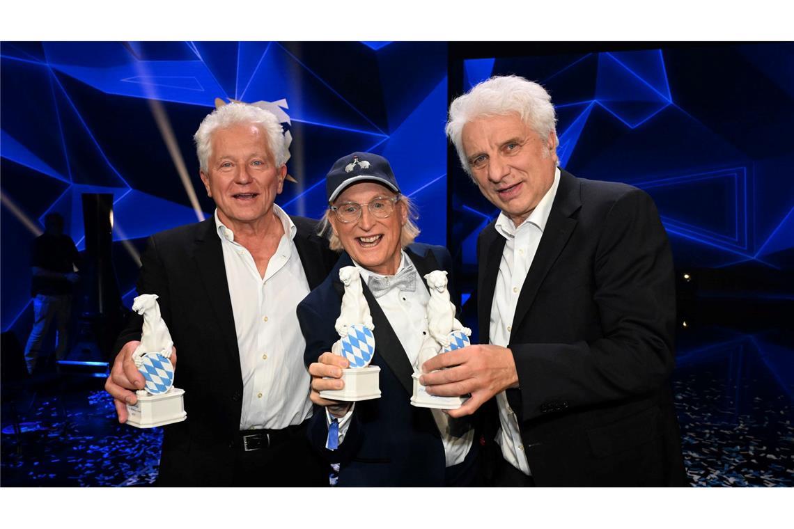 Bilde des Tages Die Preisträger Miroslav Nemec (l-r), Otto Waalkes und Udo Wachtveitl stehen bei der Verleihung des TV- und Streaming-Awards "Blauer Panther" in der BMW Welt in München auf der Bühne.