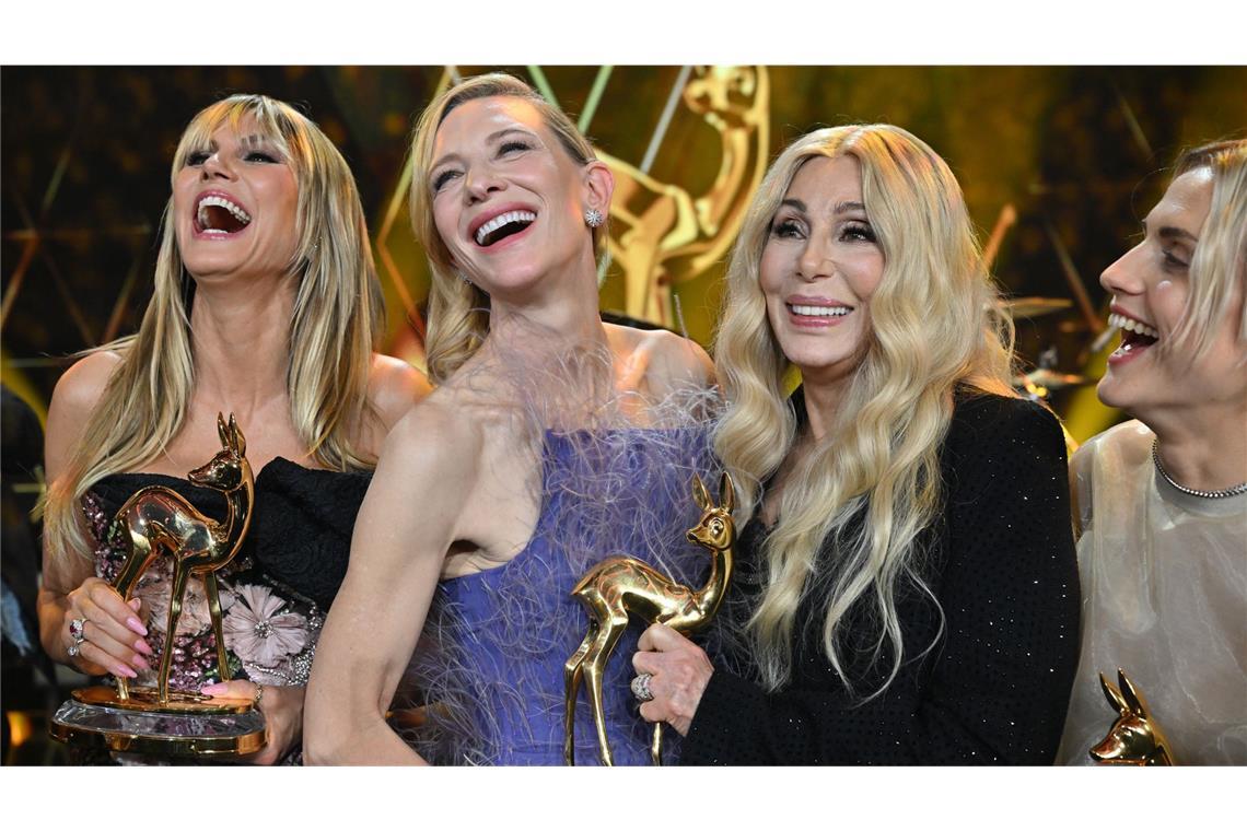 Die Preisträgerinnen: Sängerin Cher, mit ihrem BAMBI in der Kategorie Legende, Schauspielerin Cate Blanchett, mit ihrem BAMBI in der Kategorie Schauspielerin International, Heidi Klum, mit ihrem BAMBI in der Kategorie Entertainment, und Hazel Brugger (l-r), mit ihrem BAMBI in der Kategorie Comedy, zeigen nach der 77. Bambi-Verleihung in den Bavaria Filmstudios ihre Auszeichnungen.
