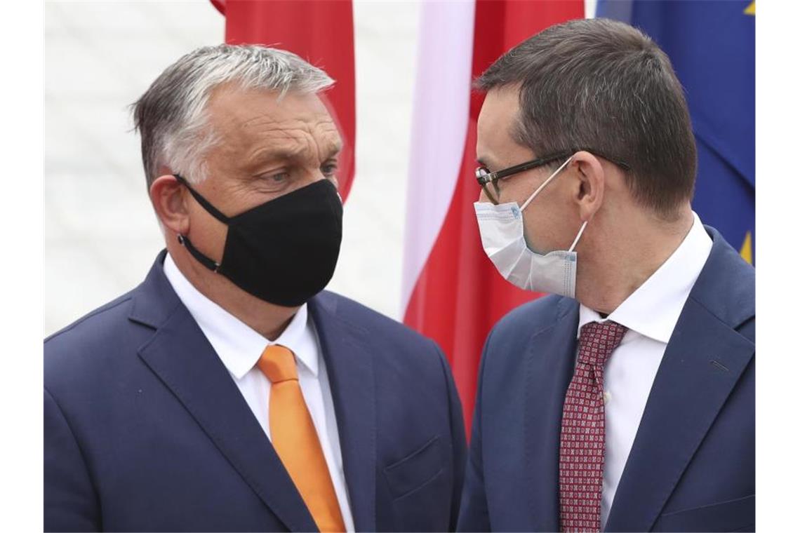 Die Premierminister von Ungarn und Polen: Viktor Orban und Mateusz Morawiecki. Beide Länder seien nun bereit, ihre Blockade des EU-Haushalts aufzugeben. Foto: Czarek Sokolowski/AP/dpa