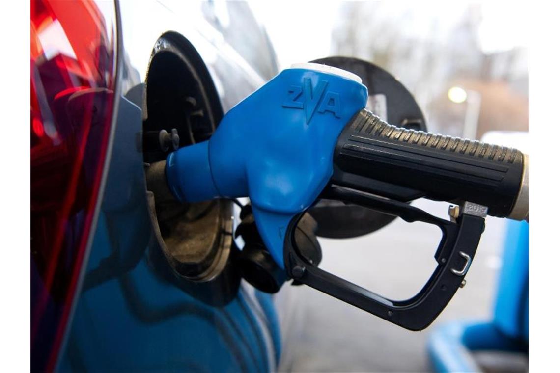 Spritpreise sinken langsam Die Prese für Benzin und Diesel sind wieder gesunken - aber nur ganz leicht. Foto: Sven Hoppe/dpa