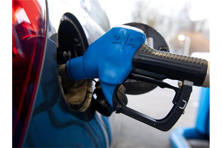 Die Prese für Benzin und Diesel sind wieder gesunken - aber nur ganz leicht. Foto: Sven Hoppe/dpa