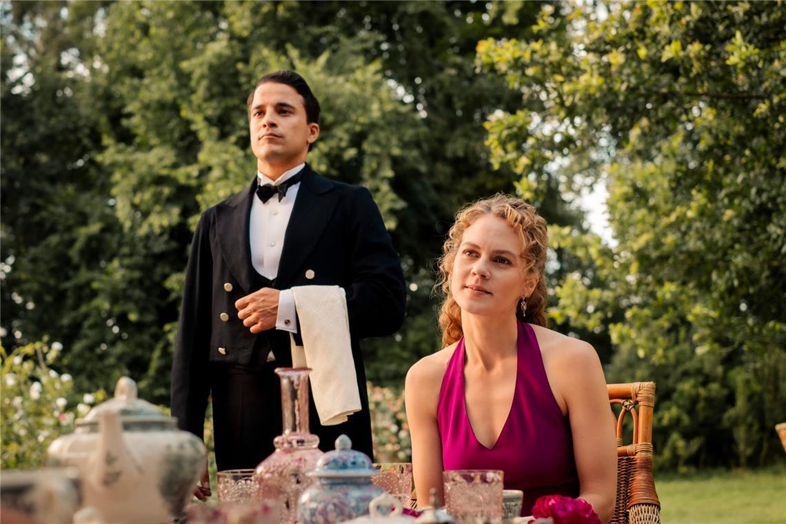 Die Prime-Video-Serie will die Vorgeschichte von Miss Sophie und Butler James erzählen.