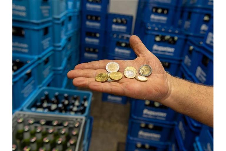 Die privaten Brauereien wollen, dass das Pfand für Bierkisten erhöht wird. Foto: Peter Kneffel