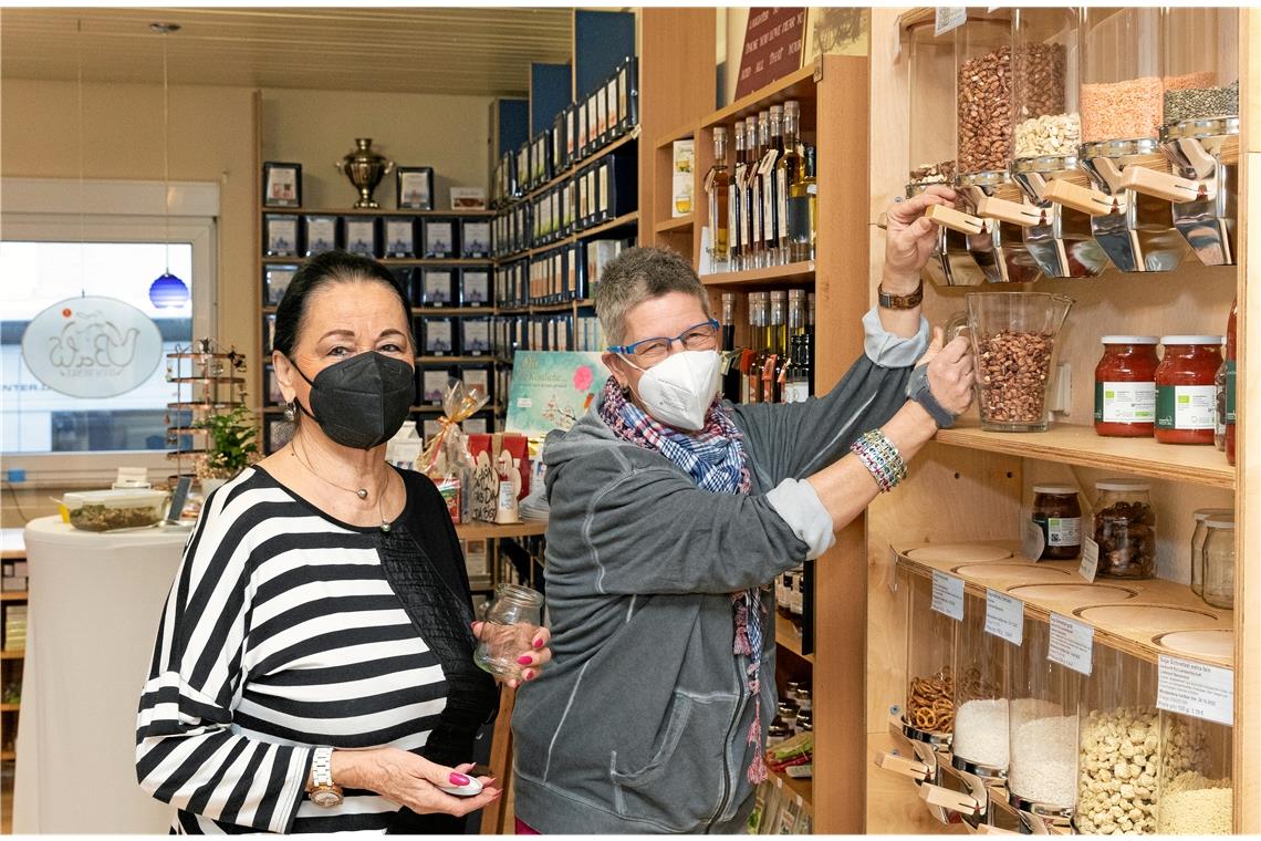 Unverpacktladen in Backnang schließt Die Produkte für das Unverpacktregal im Teekesselchen haben Edith Bodenstein (links) und Silke Müller-Zimmermann bislang von Stefan Krämer bezogen. Archivfoto: Alexander Becher