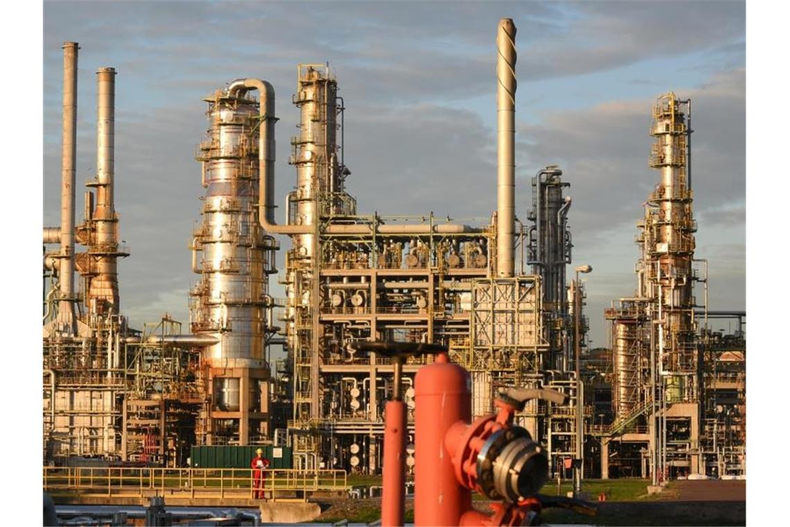 Deutschland importiert weniger Rohöl - aber mehr Produkte Die Produktionsanlagen der Total-Raffinerie Mitteldeutschland GmbH in Leuna. Foto: Waltraud Grubitzsch