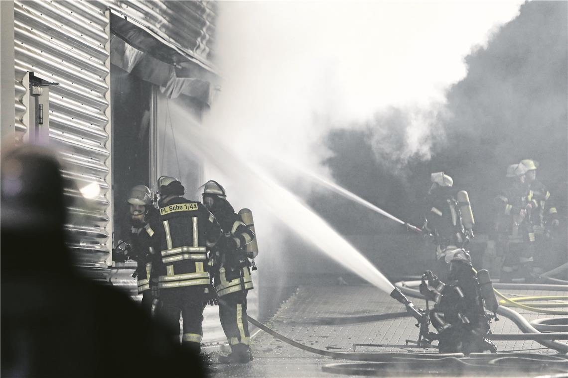 Die Produktionshalle der Akku Power GmbH im Steinwasen ist komplett ausgebrannt. Foto: Büttner