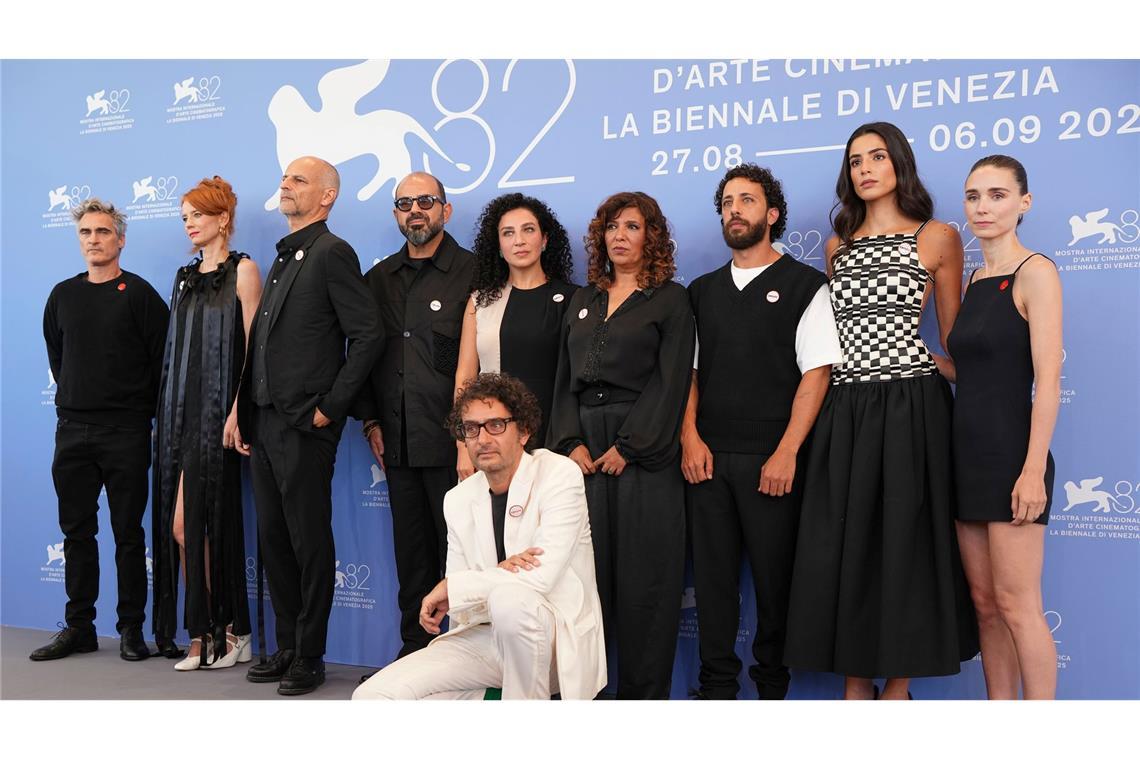 Die Produzenten Joaquin Phoenix und Rooney Mara mit Teilen des restlichen Filmteams.