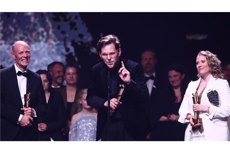 Die Produzenten Lucas Schmidt (l-r), Lasse Scharpen ·und Maren Schmitt werden für den Film „In die Sonne schauen“ mit der Goldene Lola geehrt.