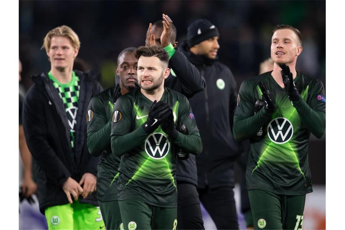 Die Profis des VfL Wolfsburg können sich auf attraktive Gegner freuen. Foto: Swen Pförtner/dpa