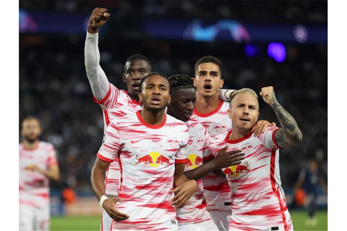 Die Profis von RB Leipzig feiern den zwischzeitlichen Ausgleichstreffer. Foto: Jan Woitas/dpa
