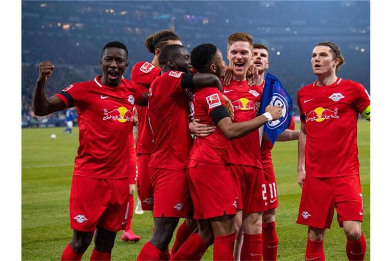 Die Profis von RB Leipzig hatten beim FC Schalke 04 leichtes Spiel. Foto: Guido Kirchner/dpa