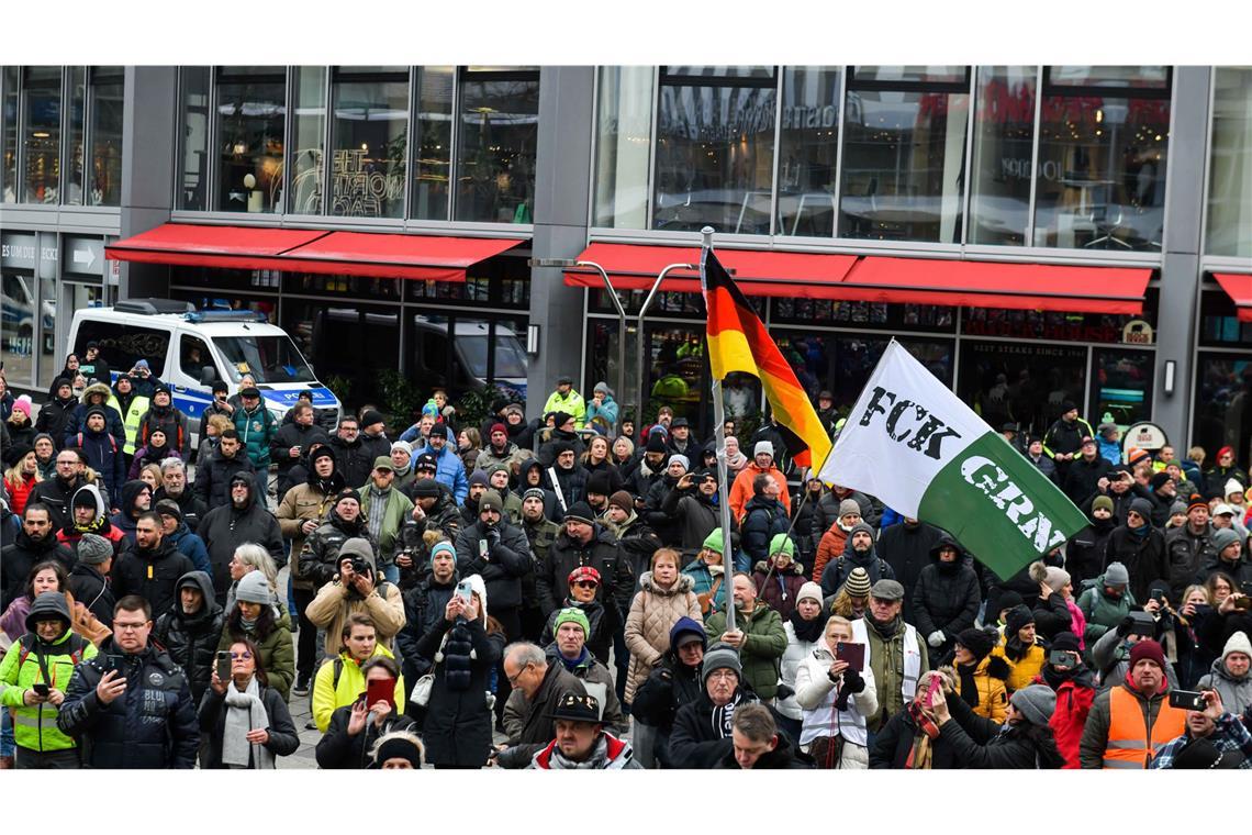 Die Protestaktionen in Stuttgart gipfelten in einer Kundgebung am Rotebühlplatz.