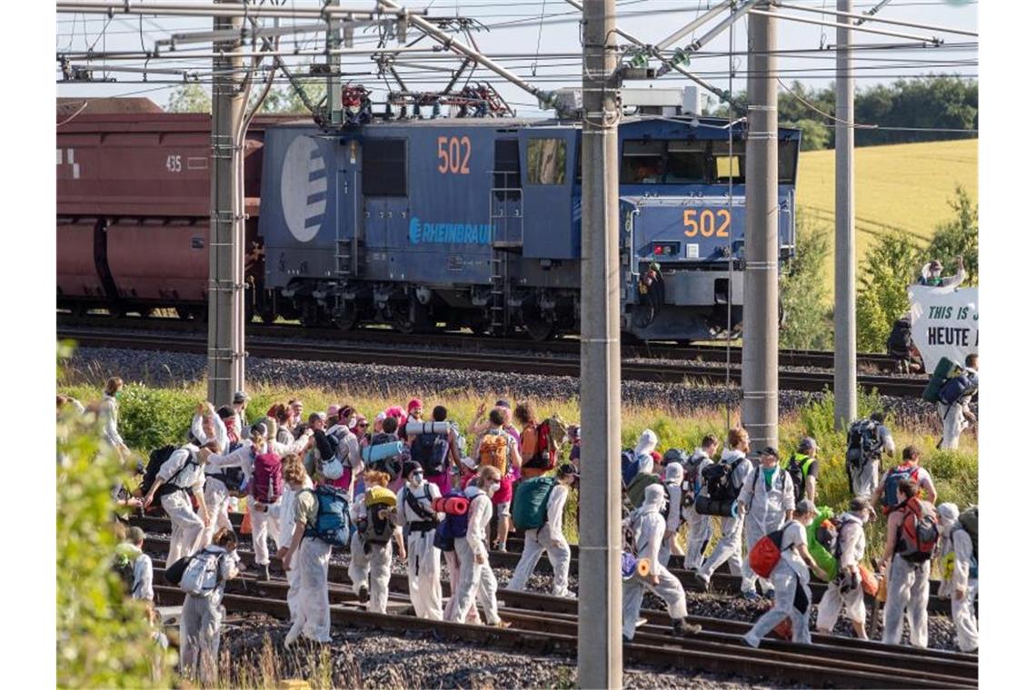 Die Protestbewegung „Ende Gelände“ hatte Aktionen am oder im Tageabbaugebiet angekündigt. Foto: Christoph Reichwein