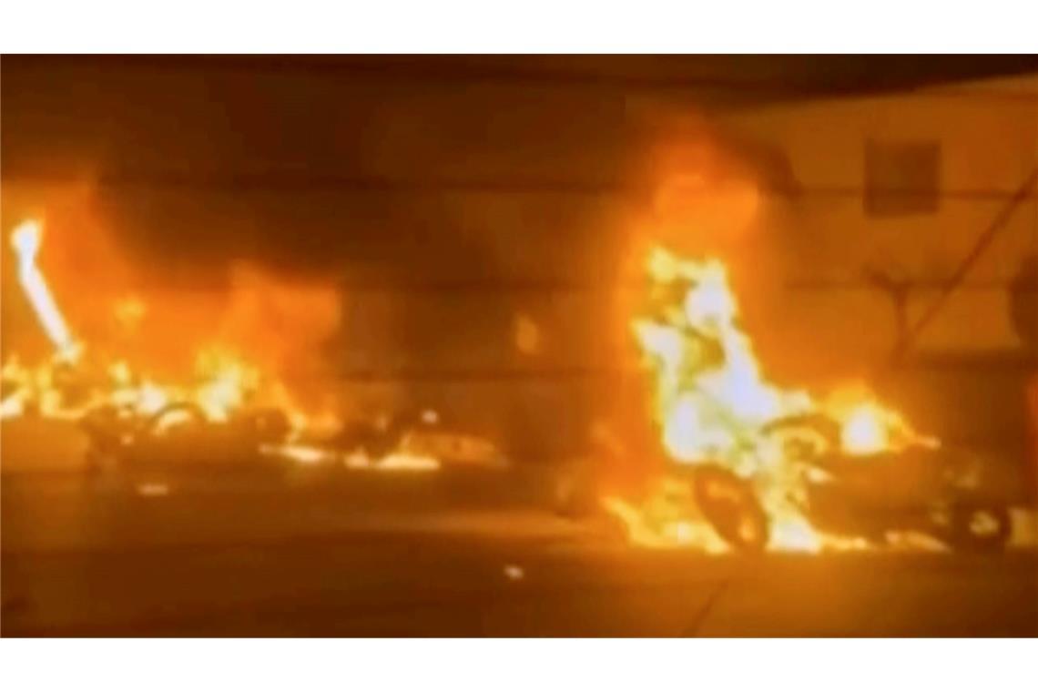 Die Proteste begannen Ende Dezember, ausgelöst durch eine massive Wirtschaftskrise und einen plötzlichen Absturz der iranischen Währung Rial.