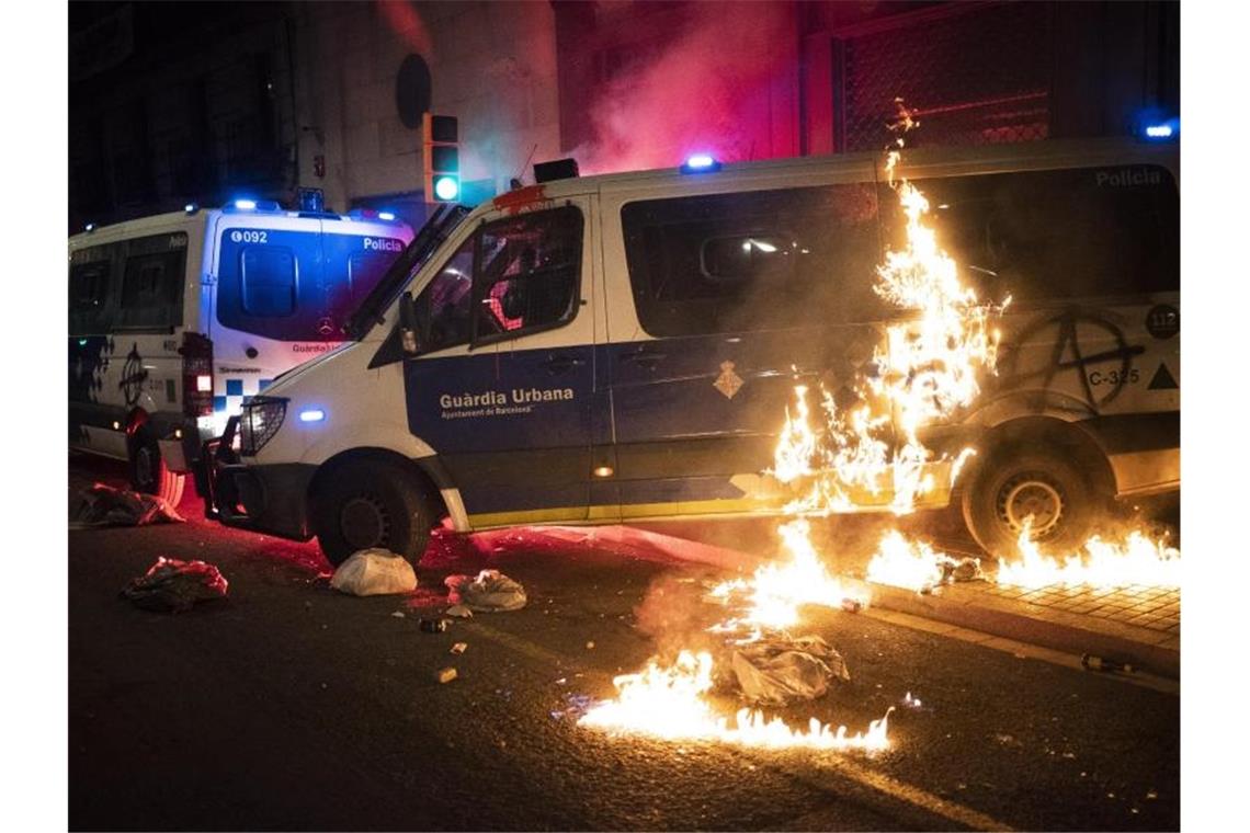 Die Proteste gegen die Inhaftierung des wegen Gewaltverherrlichung und Beleidigung der Monarchie verurteilten Rappers Hasél dauern bereits mehr als eine Woche an. Foto: Emilio Morenatti/AP/dpa