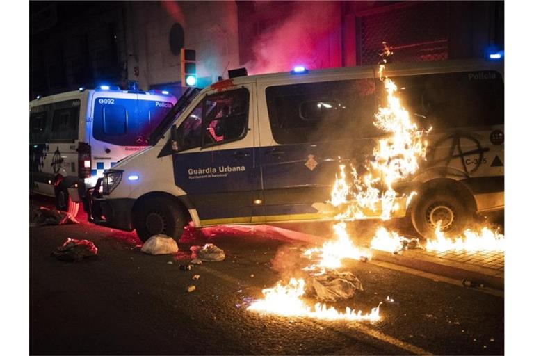 Die Proteste gegen die Inhaftierung des wegen Gewaltverherrlichung und Beleidigung der Monarchie verurteilten Rappers Hasél dauern bereits mehr als eine Woche an. Foto: Emilio Morenatti/AP/dpa