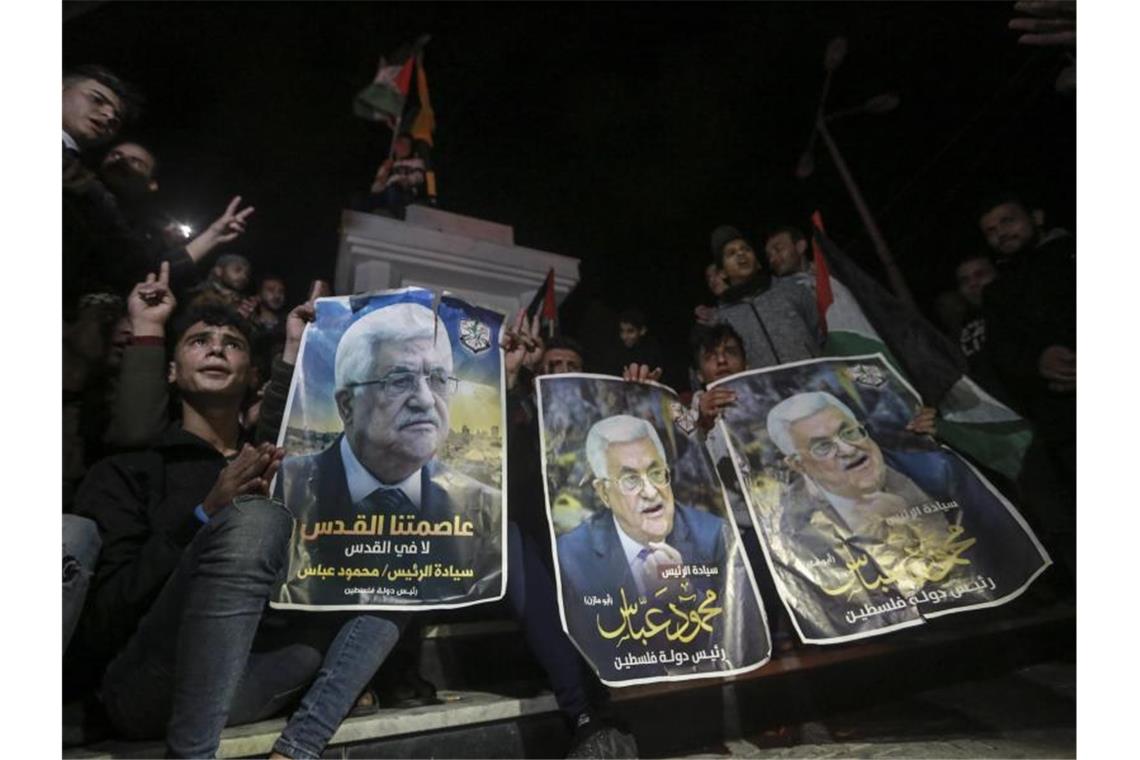 Die Proteste gehen weiter: Mit Bildern von Palästinenserpräsident Abbas wird gegen den Nahost-Plan von US-Präsident Trump demonstriert. Foto: Mohammed Talatene/dpa