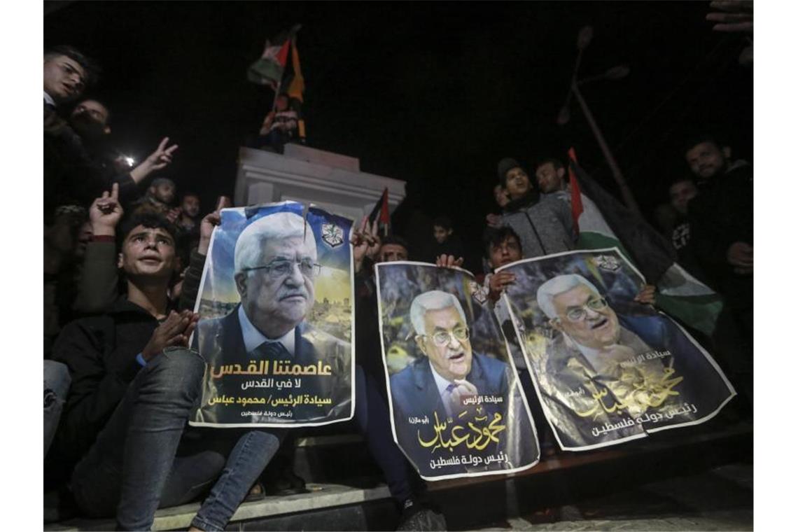 Israels Rechte will nach Trump-Plan rasche Annektierung Die Proteste gehen weiter: Mit Bildern von Palästinenserpräsident Abbas wird gegen den Nahost-Plan von US-Präsident Trump demonstriert. Foto: Mohammed Talatene/dpa